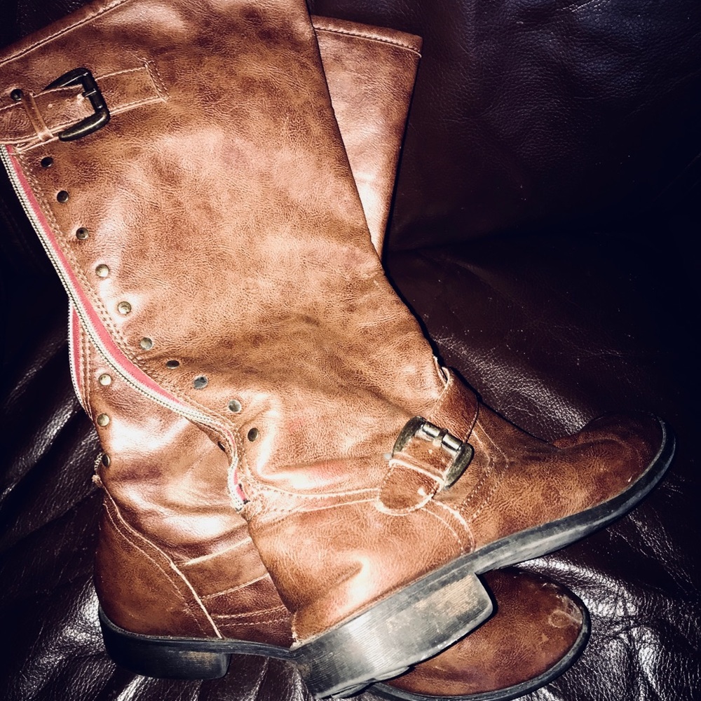 Cute Tall brown boots with a heel
